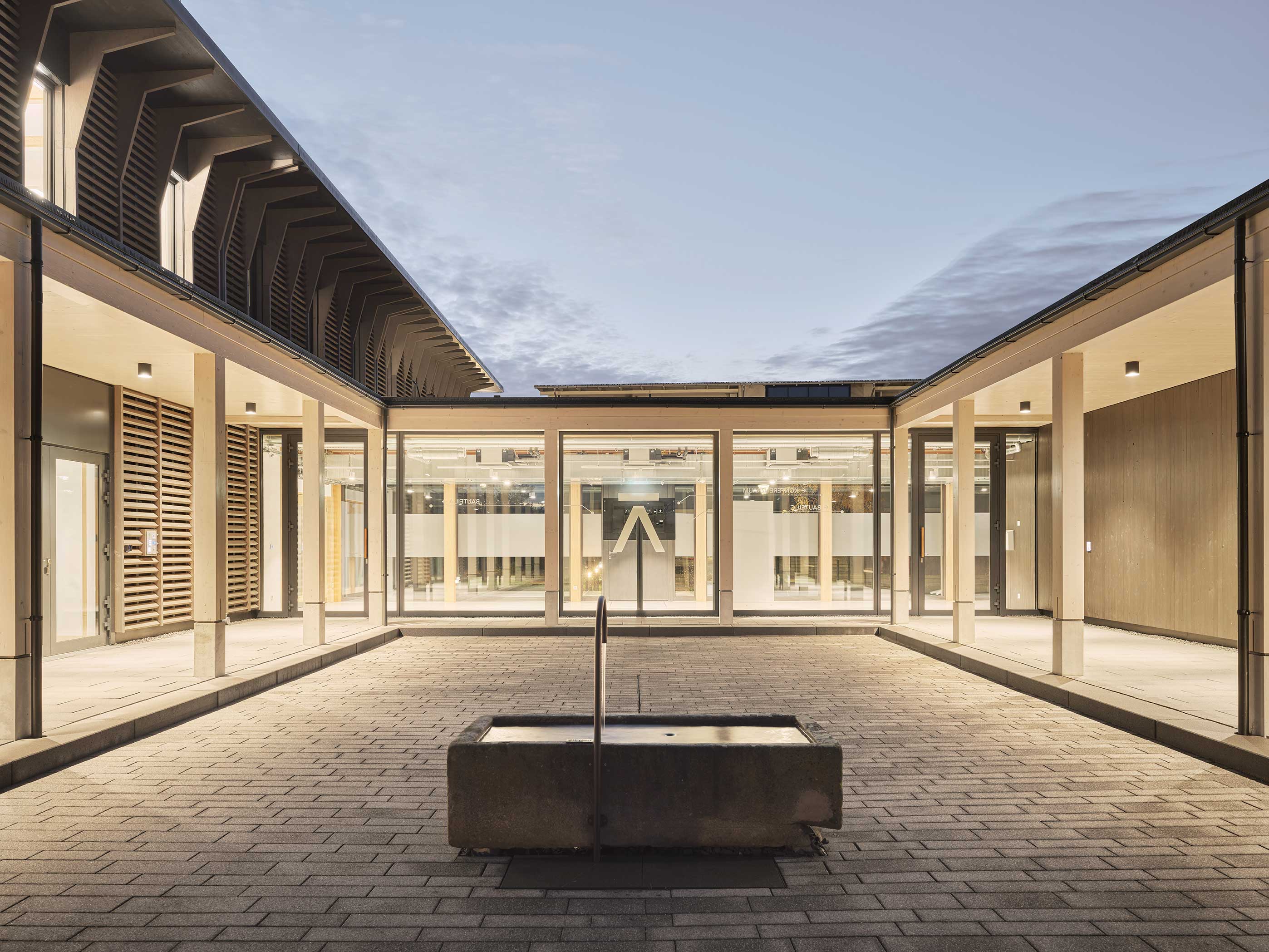 Technikzentrum_Transnet_Bruchsal_PLANUNGXGRUPPE_Architekten Innenhof_Technikzentrum_Transnet_Bruchsal