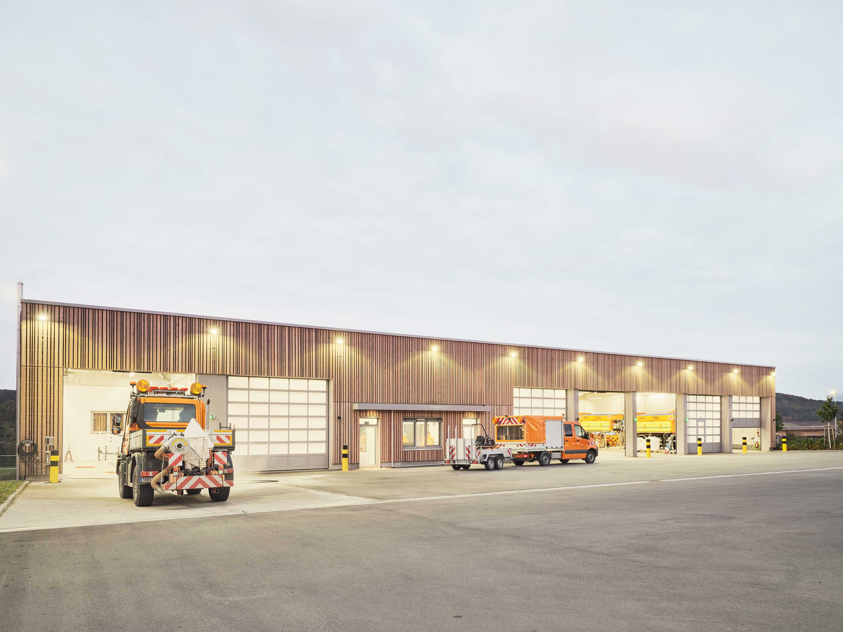 Strassenmeisterei_Tauberbischofsheim_Fahrzeughalle_PLANUNGXGRUPPE_Architekten Strassenmeisterei_Tauberbischofsheim_Fahrzeughalle_PLANUNGXGRUPPE_Architekten