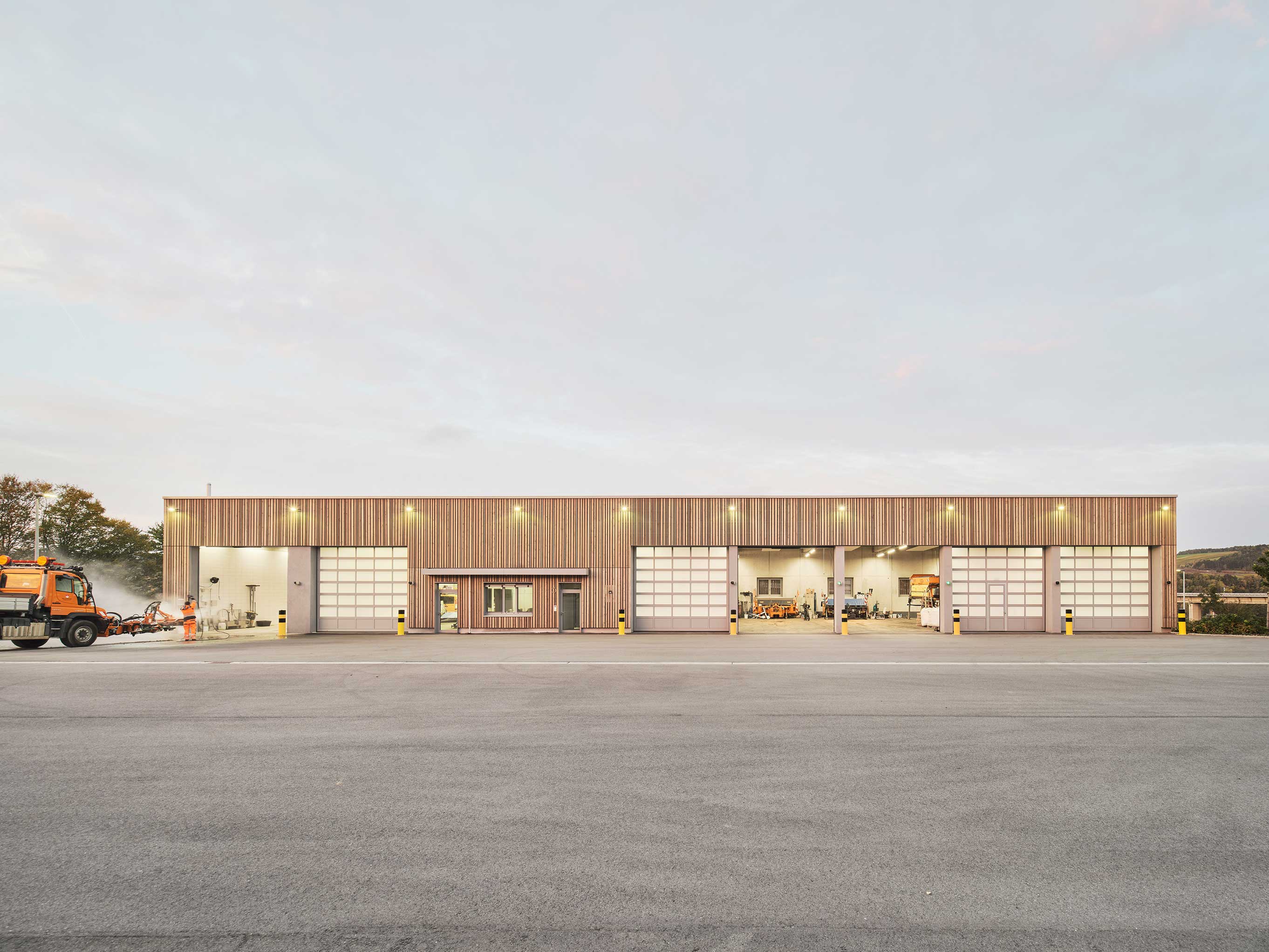Strassenmeisterei_Tauberbischofsheim_Fahrzeughalle_PLANUNGXGRUPPE_Architekten Strassenmeisterei_Tauberbischofsheim_Fahrzeughalle_PLANUNGXGRUPPE_Architekten